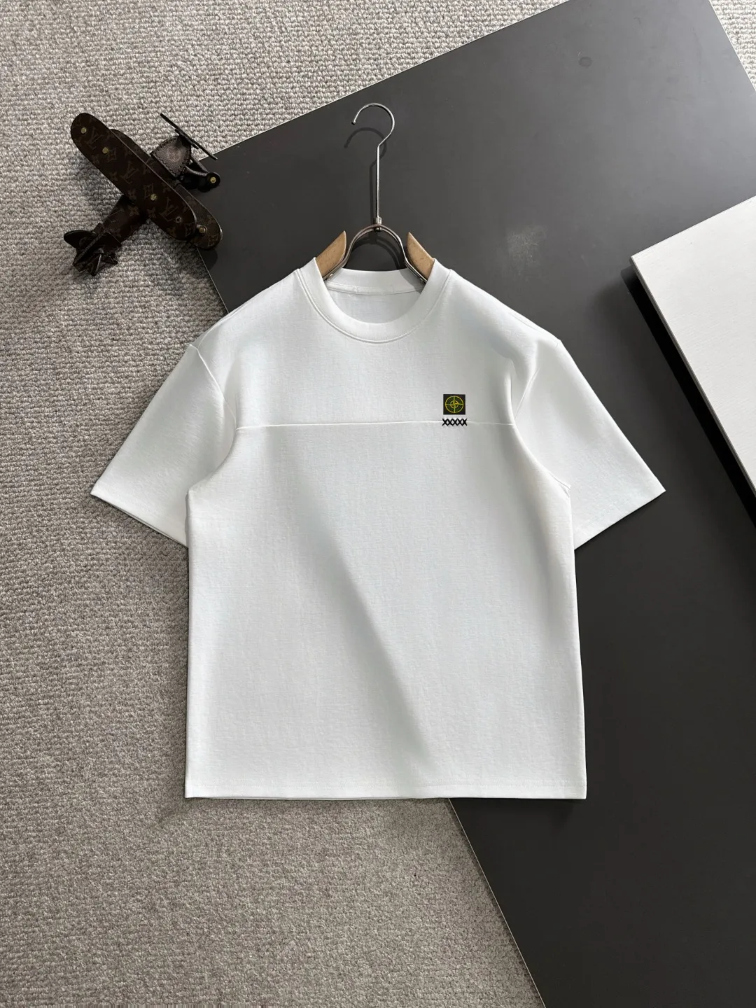 🅿️330 shipped next day. High version Stone Island/Stone Island 25ss spring and summer new high-definition T-shirt. Made with machines imported from Italy. It is truly the most luxurious and high-quality. It is a style that you can wear with your eyes closed. Combed and heavyweight fabrics. High-strength and heavy-weight fabrics feel full of weight when weighed. The upper body is also more textured than ordinary T-shirts and is not easy to deform. This texture can cope with the weather. It is sweat-absorbent and breathable, suitable for both hot and cold conditions! Perfectly produced with reference to the original stitch and stitch! The loose fit design is super noble. Custom-woven signature ribbed collar, cuffs, and hem. Really rare and rare goods Size: M-XXXL